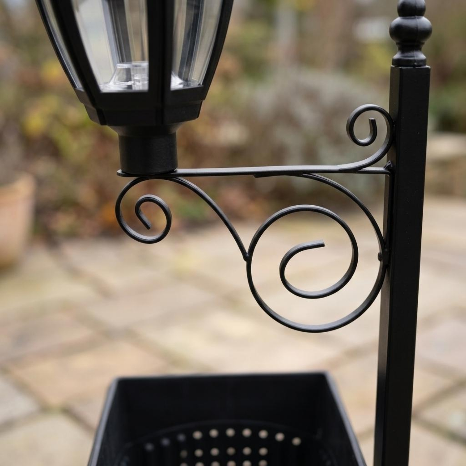 Solar Flower Pot Light Wrought - Outdoor Lighting Design recension och pris