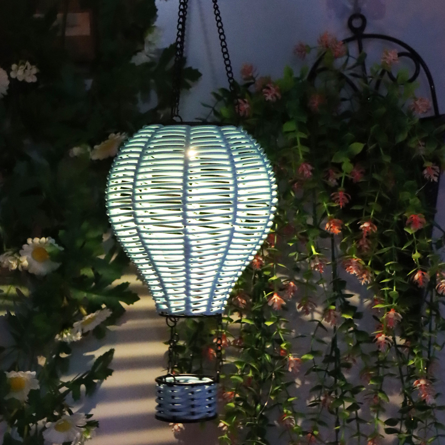 Handwoven Rattan Solar Chandel - Outdoor Lighting No Electricity recension och pris